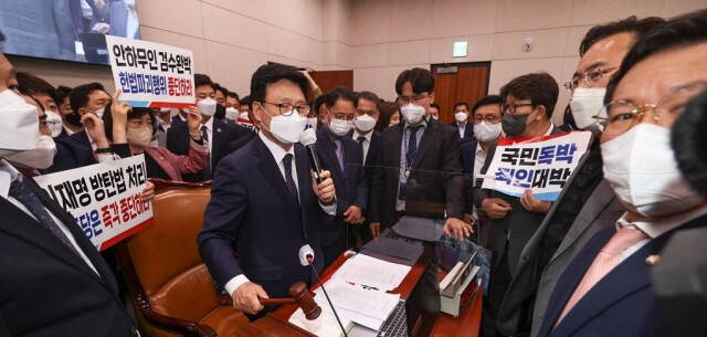 민주당 박광온 국회 법사위원장이 2022년 4월27일 국회에서 열린 법제사법위원회 전체회의에서 검수완박법 통과를 선포하고 있다. 연합뉴스