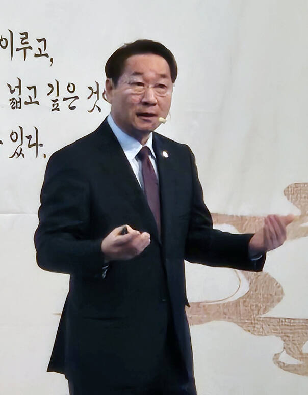 지난 1월17일 오전 인천 연수구 쉐라톤그랜드 인천 호텔에서 열린 새얼아침대화에서 유정복 인천시장이 ‘2024년도 인천시 시정방향’을 설명하고 있다. 박귀빈기자