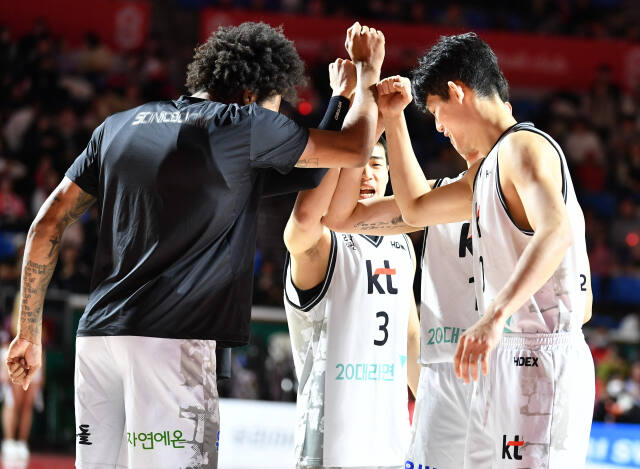 2023-24 프로농구 챔피언결정전서 아쉽게 준우승한 수원 KT 소닉붐이 한숨을 돌릴 겨를도 없이 다음 시즌을 위한 스토브리그에서의 전력 보강 준비로 분주하다.KBL 제공