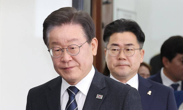 더불어민주당 이재명 대표(왼쪽)와 박찬대 원내대표가 8일 오전 국회에서 열린 최고위원회의에 참석하고 있다. 연합뉴스