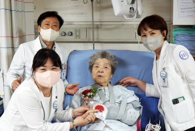 현대유비스병원이 8일, 어버이날을 맞아 65세 이상 환자들에게 카네이션을 달아주는 행사를 했다. 현대유비스병원 제공
