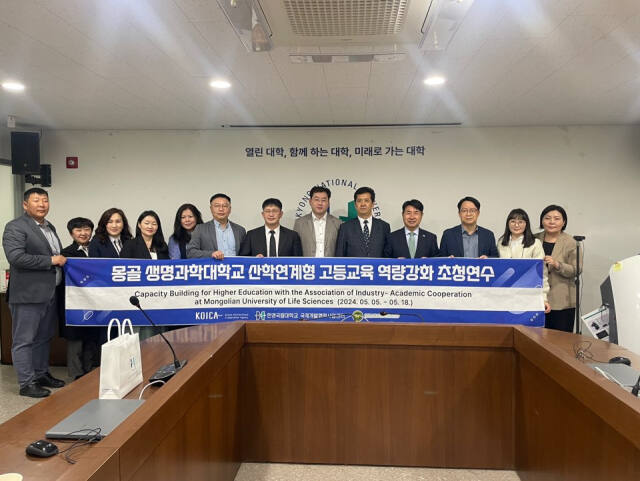 한경국립대가 이원희 총장이 참석한 가운데 몽골생명과학대 교수진을 초청해 한국축산산업 연구역량 전수를 위한 연수를 실시했다. 한경국립대 제공