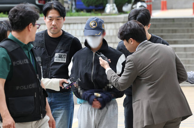 강남역 인근 건물 옥상에서 여자친구를 흉기로 살해한 혐의(살인)를 받는 20대 의대생이 8일 오후 서울 서초구 서울중앙지방법원에서 열린 구속 전 피의자 심문(영장실질심사)에 출석하고 있다. 연합뉴스