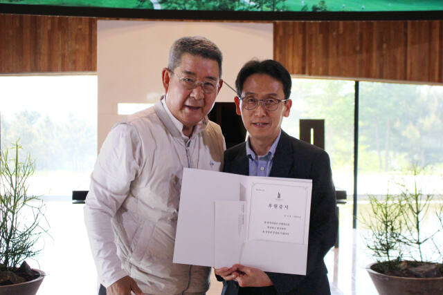 4일 더헤븐리조트 내 방주교회에서 권세모 더헤븐리조트 회장(왼쪽)이 어린양의 집 김창수 원장에게 후원증서를 전달하고 있다. 더헤븐리조트 제공