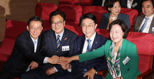 더불어민주당 정성호(왼쪽부터), 우원식, 조정식, 추미애 국회의장 후보자들이 3일 오전 국회 의원회관에서 열린 제22대 국회 더불어민주당 제1기 원내대표 선출 당선자 총회에 입장해 손잡고 있다. 연합뉴스