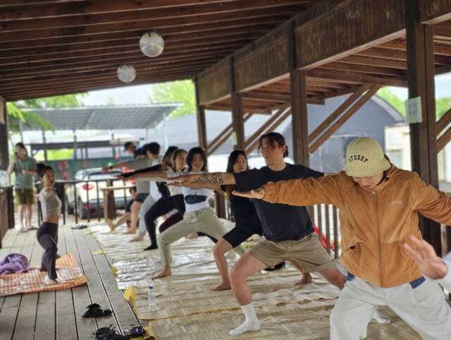 5~6일 제1회 여주도리늘향골휴양마을 NON-페스티벌이 열린 가운데 도시의 젊은이들이 늘향골관광농원에서 춤 동작을 시현하고 있다. 유진동기자
