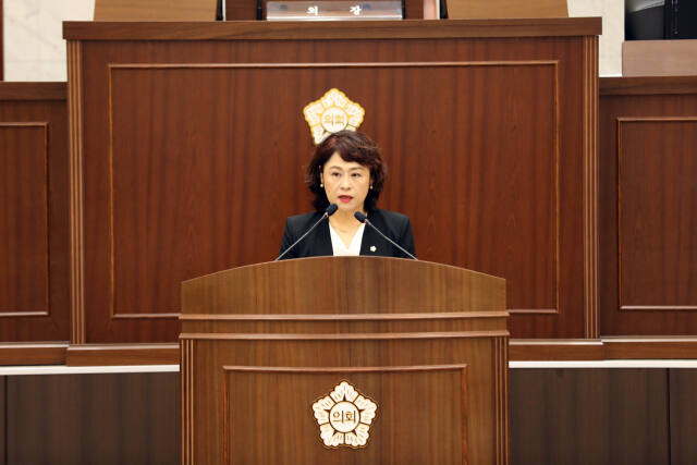 인천 연수구의회 김영임 의원이 최근 2차 본회의 5분 자유발언을 통해 안전한 보행로 환경을 위해 불법주정차 단속 강화 등의 방안을 촉구하고 있다. 연수구의회 제공