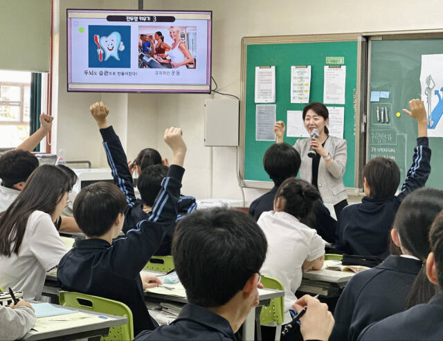 국제인성평생교육원이 지난 3일 수원 권선구 상촌중학교에서 진로특강 프로그램인 ‘마인드파워업’을 진행하고 있다. 국제인성평생교육원 제공