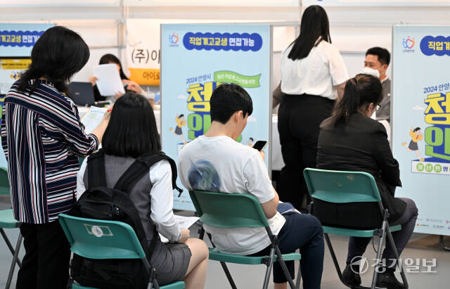 8일 안양아트센터에서 열린 ‘청년·직업계 고교생을 위한 청년안정 일자리박람회’에서 청년과 학생 구직자들이 구인업체 관계자와의 면접을 기다리고 있다. 김시범기자