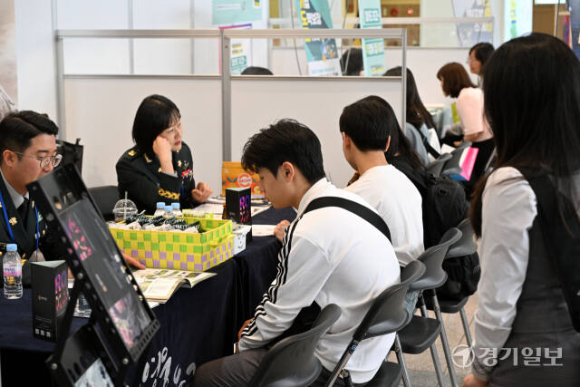 8일 안양아트센터에서 열린 ‘청년·직업계 고교생을 위한 청년안정 일자리박람회’에서 청년과 학생 구직자들이 구인업체 관계자와의 면접을 기다리고 있다. 김시범기자