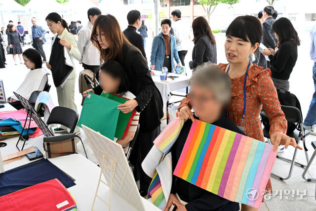 8일 안양아트센터에서 열린 ‘청년·직업계 고교생을 위한 청년안정 일자리박람회’에서 학생· 청년층 구직자 등이 퍼스널컬러진단을 받고 있다. 김시범기자