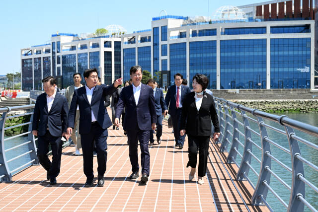 차기 경기중부권협의회장에 선출된 이민근 안산시장 등이 지난 8일 시흥시에서 개최된 협의회를 마치고 시흥 거북섬을 돌아보고 있다. 안산시 제공