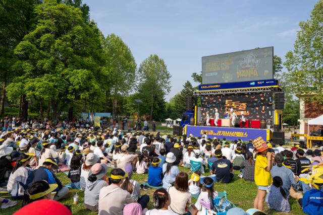 지난 4일 경기상상캠퍼스에서 열린 경기문화재단의 ‘토토즐 in 경기상상캠퍼스’에서 난타 공연이 펼쳐지고 있다. 경기문화재단 제공
