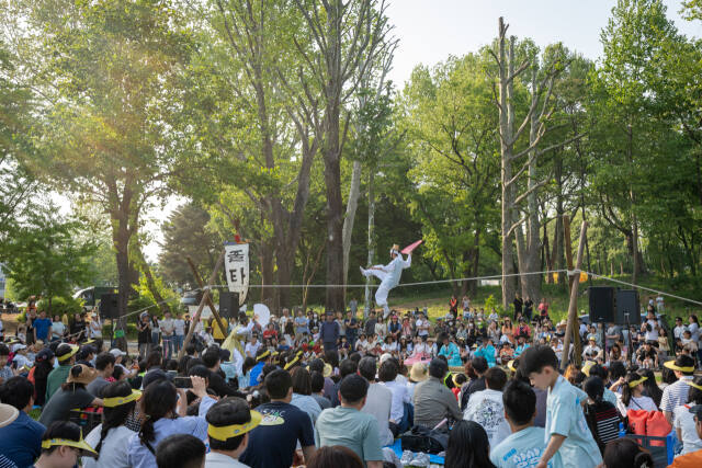 지난 4일 경기상상캠퍼스에서 열린 경기문화재단의 ‘토토즐 in 경기상상캠퍼스’에서 판줄 공연이 펼쳐지고 있다. 경기문화재단 제공