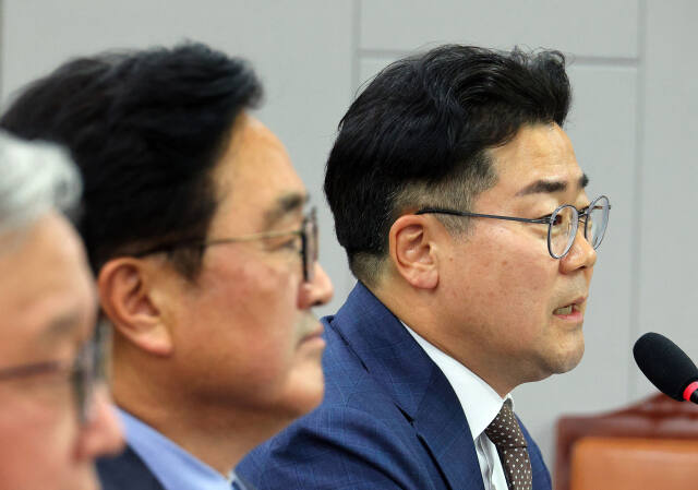 더불어민주당 박찬대 원내대표가 8일 오후 서울 국회 의원회관에서 열린 기본사회 정책 간담회에서 발언하고 있다. 연합뉴스