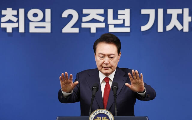 윤석열 대통령이 9일 오전 서울 용산 대통령실 청사 브리핑실에서 열린 '윤석열정부 2년 국민보고 및 기자회견'에서 질문에 답하고 있다. 연합뉴스