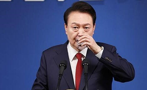 윤석열 대통령이 9일 오전 서울 용산 대통령실 청사 브리핑실에서 열린 '윤석열 정부 2년 국민보고 및 기자회견'에서 답변을 마친 뒤 잠시 목을 축이고 있다. 연합뉴스