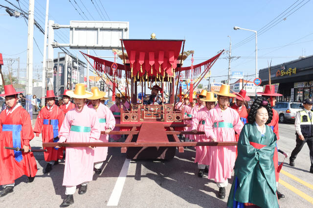 제7회 양주 회암사지 왕실축제가 10일 전야제를 시작으로 막이 오른다. 사진은 지난해 열린 왕실축제 어가행렬 모습. 양주시 제공