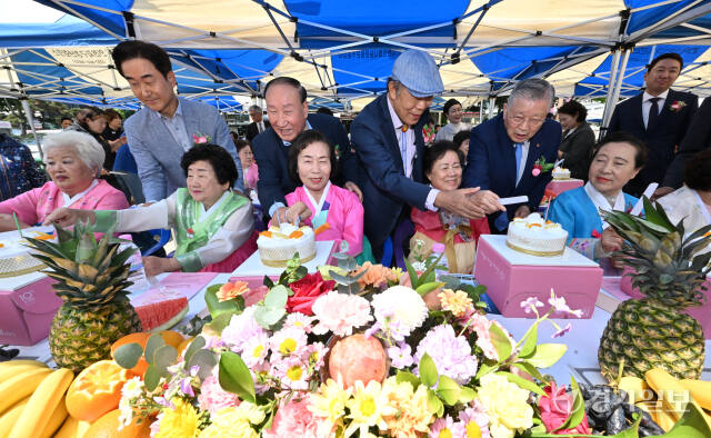 제9회 인천시 홀몸어르신 합동 팔순잔치가 열린 9일 오전 인천 부평역 북광장에서 어르신들 케이크를 자르고 있다. 조병석기자