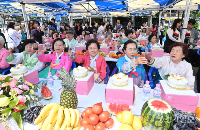 제9회 인천시 홀몸어르신 합동 팔순잔치가 열린 9일 오전 인천 부평역 북광장에서 어르신들 팔순기념 축하 건배를 하고 있다. 조병석기자