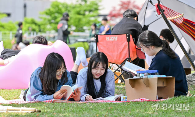 9일 오후 수원특례시 장안규 성균관대학교 자연과학캠퍼스 잔디밭에서 열린 '북 피크닉' 행사에서 학생들이 책을 읽고 있다. 오는 10일까지 열리는 이번 행사는 시민들도 참여 가능하며 책과 피크닉 용품을 대여받을 수 있다. 윤원규기자