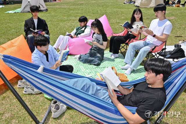 9일 오후 수원특례시 장안규 성균관대학교 자연과학캠퍼스 잔디밭에서 열린 '북 피크닉' 행사에서 학생들이 책을 읽고 있다. 오는 10일까지 열리는 이번 행사는 시민들도 참여 가능하며 책과 피크닉 용품을 대여받을 수 있다. 윤원규기자