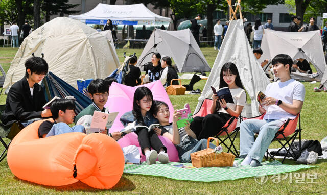 9일 오후 수원특례시 장안규 성균관대학교 자연과학캠퍼스 잔디밭에서 열린 '북 피크닉' 행사에서 학생들이 책을 읽고 있다. 오는 10일까지 열리는 이번 행사는 시민들도 참여 가능하며 책과 피크닉 용품을 대여받을 수 있다. 윤원규기자