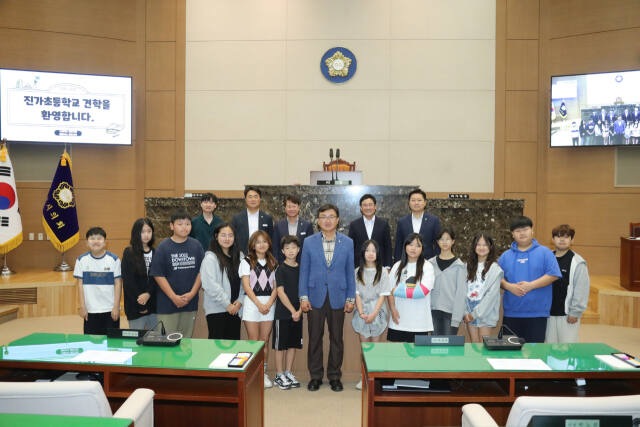김하식 이천시의회 의장(가운데)을 비롯한 이천시의원들이 9일 본회의장에서 진가초교 학생들과 기념촬영을 하고 있다. 이천시의회 제공.