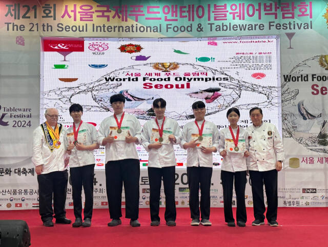 경동대 양주 메트로폴캠퍼스 호텔조리학과 학생들이 4~5일 서울 양재동 aT센터에서 열린 제21회 서울국제푸드올림픽대회에서 금상과 농촌진흥청장상을 동시에 수상, 기념촬영을 하고 있다. 경동대 제공