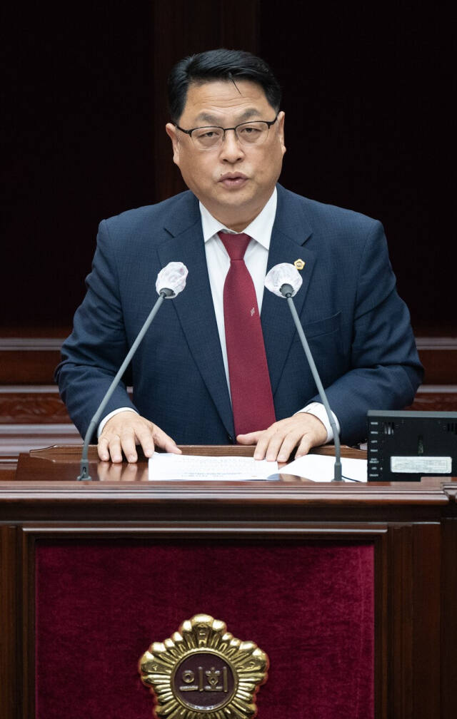 김대중 인천시의회 예산결산위원장(국민의힘·미추홀2)이 9일 제294회 임시회 제1차 본회의에서 5분 자유발언을 하고 있다. 인천시의회 제공