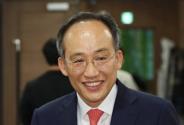 국민의힘 추경호 의원이 5일 국회에서 원내대표 출마선언 기자회견을 한 뒤 미소를 지으며 회견장을 나서고 있다. 연합뉴스