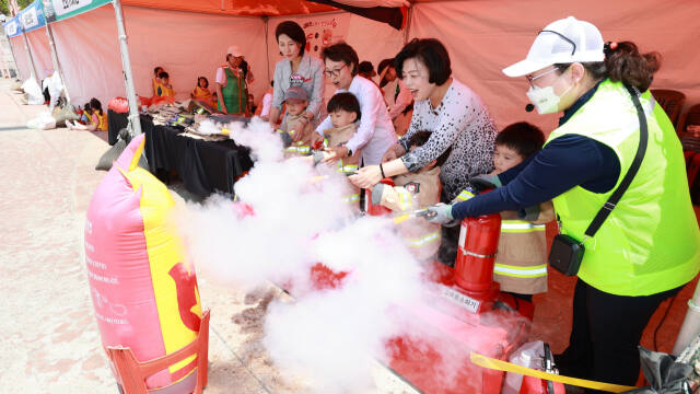 지난해 열린 과천시 어린이안전축제 소화기 체험 모습..과천시 제공