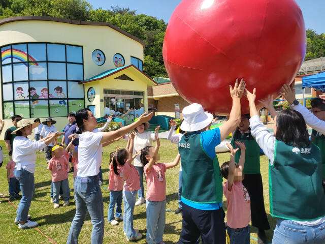 경기도내 양육시설인 경동원에서 초록우산 경기후원회 위원들과 경동원 보육교사들이 지난 2일 어린이날 기념 체육대회 행사를 진행하고 있다. 초록우산 제공