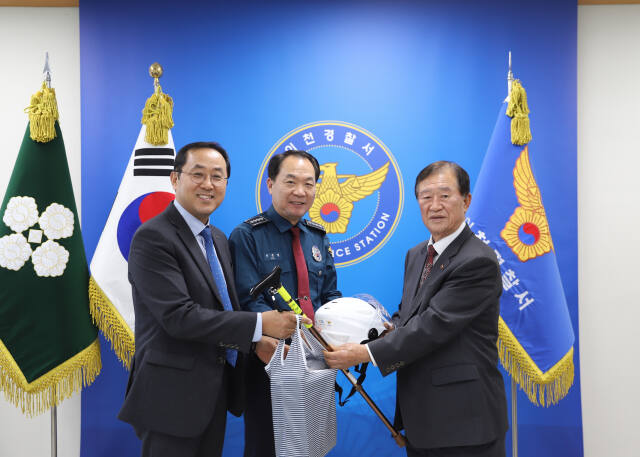9일 이천경찰서 유충열 서장(가운데)과 한국교통안전공단 경기남부 조정권 본부장(오른쪽)이 이천시노인회 원종성 회장에게 교통안전용품을 전달하고 있다. 이천경찰서 제공