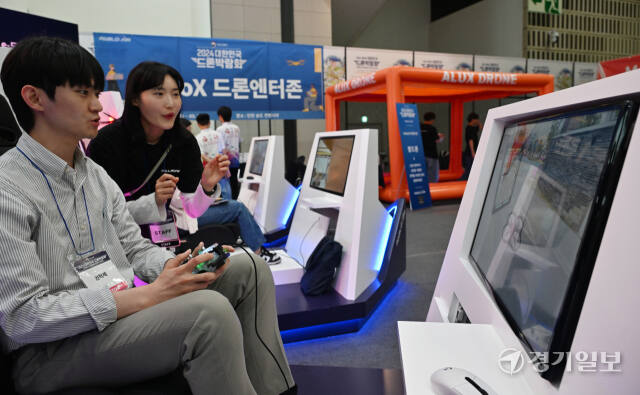 2024 대한민국 드론 박람회가 열린 9일 오후 인천 연수구 송도컨벤시아에서 관람객들이 3D공간 드론 레이싱을 체험하고 있다. 조병석자