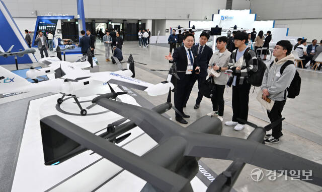 2024 대한민국 드론 박람회가 열린 9일 오후 인천 연수구 송도컨벤시아에서 관람객들이 다양한 기능의 드론을 관람하고 있다. 조병석기자