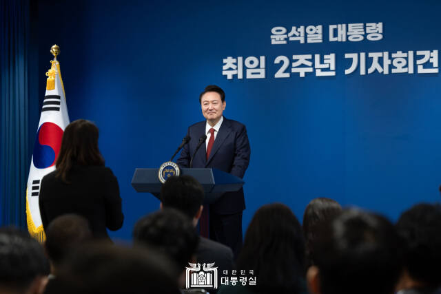 윤석열 대통령이 9일 용산 대통령실에서 열린 '윤석열정부 2년 국민보고 및 기자회견'에서 기자의 질의를 듣고 있다. 대통령실 제공