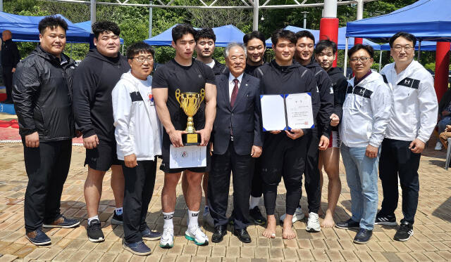 제70회 경기도체육대회 씨름 1부 종합에서 9연패를 달성한 수원시선수단이 우승트로피를 들고 기념촬영을 하고 있다.수원시 제공