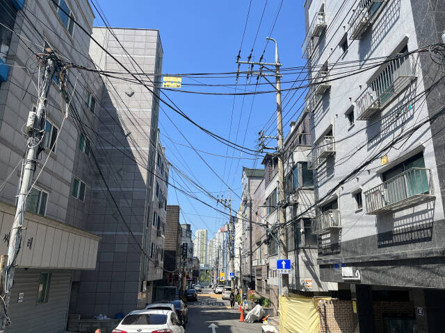 8일 오전 11시께 인천 미추홀구 인하대 후문 빌라 밀집 지역. 전선들이 정리되지 않은 채 얽혀 있다. 김샛별기자