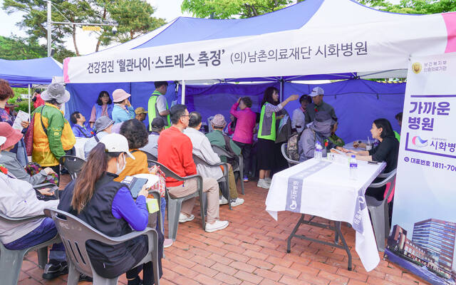 시화병원과 시흥시간호사회가 어버이날을 맞아 의료 봉사활동을 진행했다. 시화병원 제공.