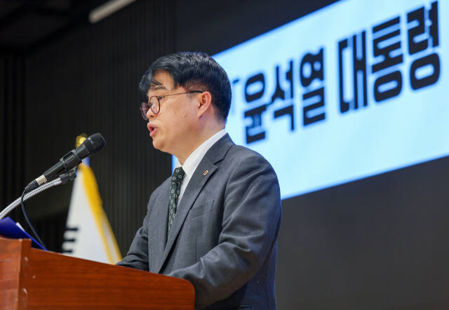 임현택 대한의사협회(의협) 회장이 10일 오전 서울 용산구 대한의사협회에서 대통령 기자회견 관련 입장을 발표하고 있다. 연합뉴스