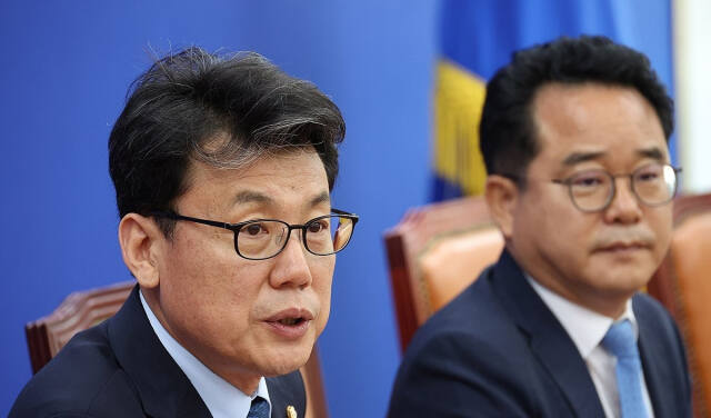 더불어민주당 진성준 정책위의장이 10일 국회에서 기자간담회를 열고 인사말을 하고 있다. 연합뉴스