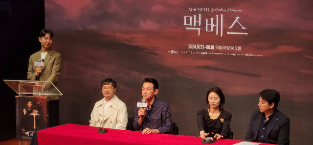 10일 오후 국립극장 하늘극장에서 열린 연극 ‘맥베스’ 제작발표회에 양정웅 연출가와 배우 황정민·김소진·송일국 등이 참여했다. 이연우기자