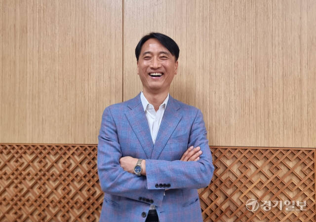오영균 대표 이사가 기자들과의 간담회 후 재단 내에서 사진 촬영에 임하고 있다. 이나경기자