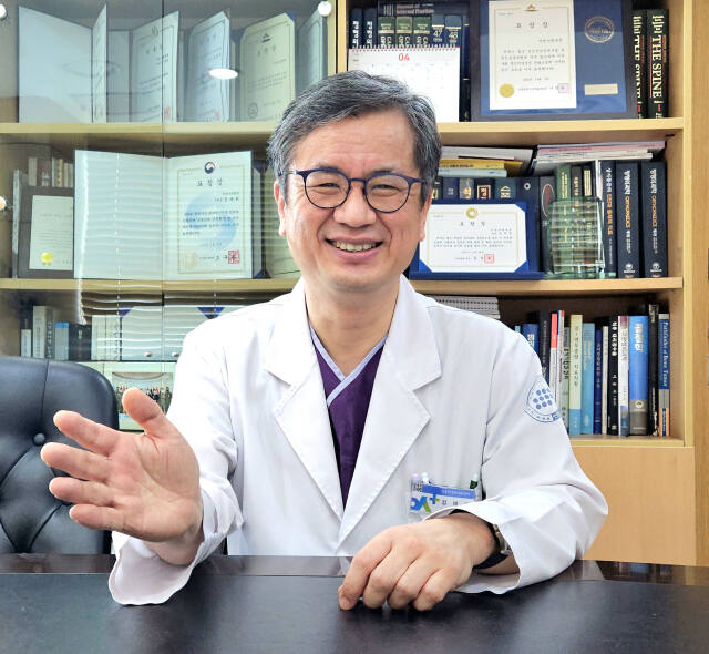 8일 인천사랑병원 원장실에서 김태완 인천사랑병원 이사장이 앞으로의 다짐 등을 이야기하고 있다. 박귀빈기자