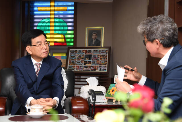 민경설 시흥 광진교회 원로목사가 경기일보 김형수 기자와 인터뷰하고 있다. 시흥시 제공.