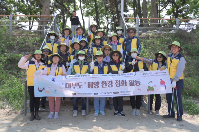 고려인 지원단체인 (주)넘어 주최·주관으로 고려인 등 30여명이 참여, 대부도 방아머리 해안가에서 쓰레기 줍기 등 환경정화활동을 펼쳤다. (사)넘어 제공