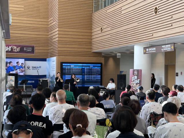 지난 10일 교통재활병원에서 개최된 ‘생활문화 햇빛 음악회’ 모습. 양평문화재단 제공