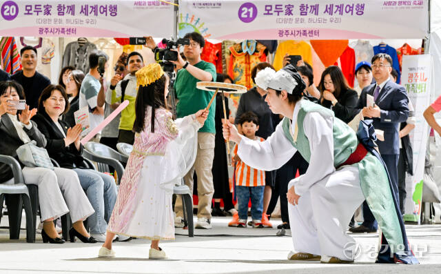‘제17회 세계인의 날 기념 다문화 어울림 축제’가 열린 12일 오후 광주시 곤지암도자공원 대공연장에서 외국인 어린이 참가자가 풍물패와 공연을 펼치고 있다. 윤원규기자