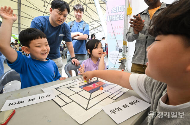 ‘제17회 세계인의 날 기념 다문화 어울림 축제’가 열린 12일 오후 광주시 곤지암도자공원 대공연장에서 어린이들이 파키스탄 전통 놀이를 체험하고 있다. 윤원규기자